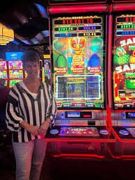 Layar permainan slot dan meja live casino di platform kasino dalang69